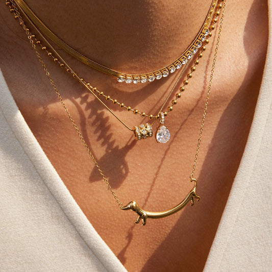 Collana Pendente Bassotto Minimalista in Acciaio al Titanio con Placcatura in Oro Sottovuoto PVD per Donne