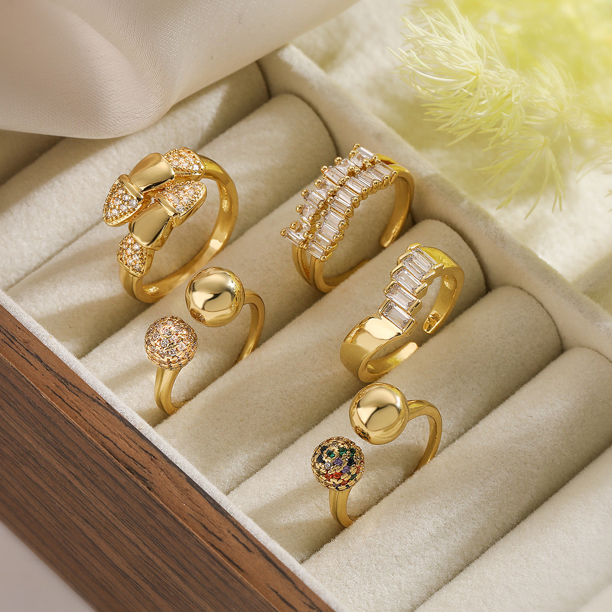 Anello Aperto Geometrico Minimalista da Donna in Ottone con Placcatura in Oro Vero e Intarsio in Zirconi
