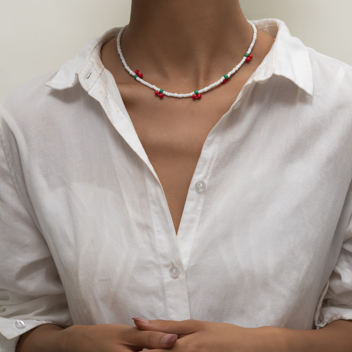 Collar con colgante de cereza en resina para mujer con estilo minimalista y fresco en cadena de bolitas