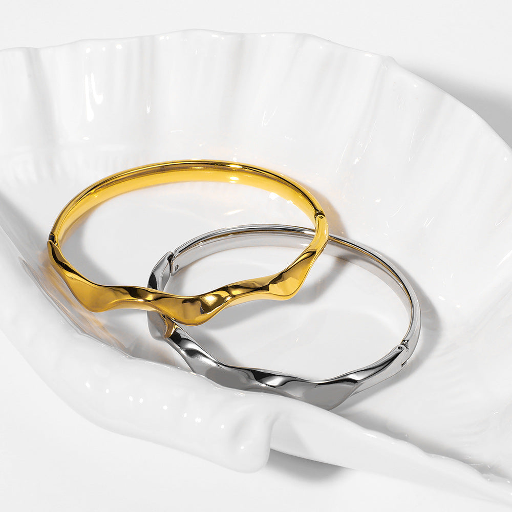 Bracciale da donna in acciaio al titanio con texture a onda minimalista, placcato sottovuoto