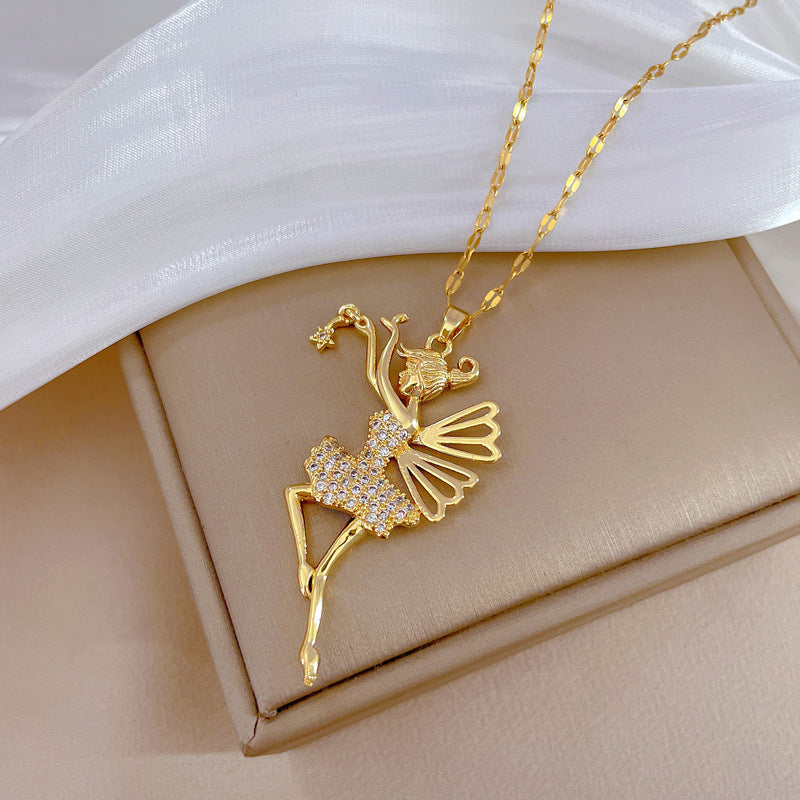 Elegante collana con ciondolo a forma di ballerina, impreziosita da strass, per donna, con catena in acciaio al titanio, pendente geometrico e design delicato sulla clavicola