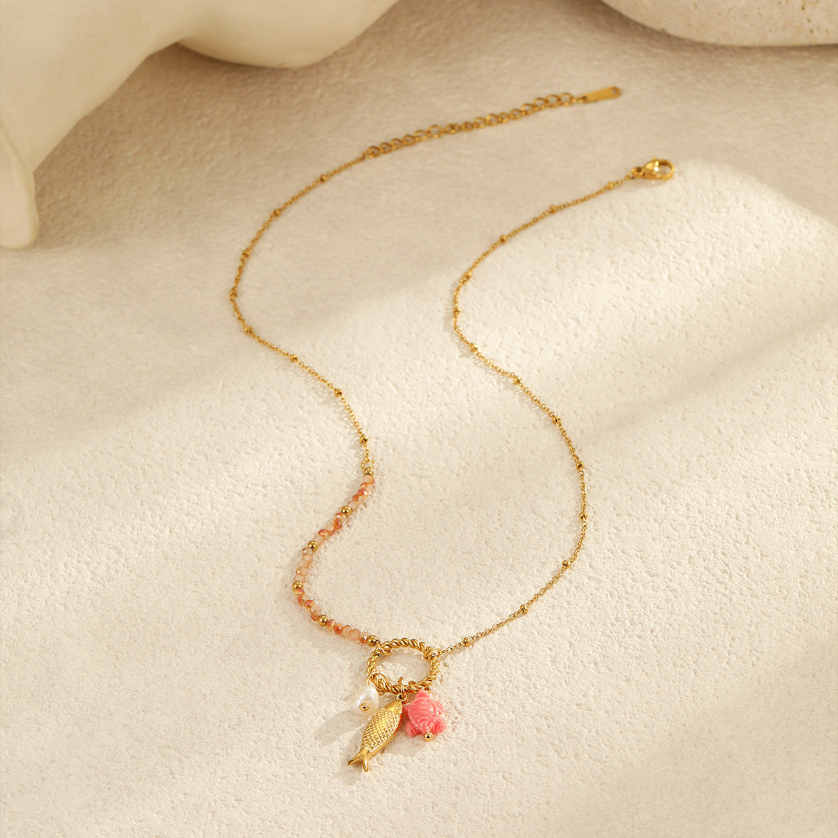 Collana in acciaio al titanio alla moda ispirata all'oceano con ciondolo a conchiglia e stella, in acciaio inossidabile galvanizzato, design geometrico, collana a strato singolo da donna