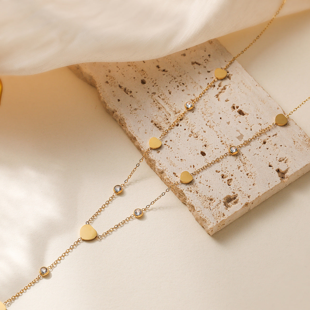 Elegante collana da donna in acciaio inossidabile placcato oro 18K a forma di cuore con intarsio in zirconi, stile vintage