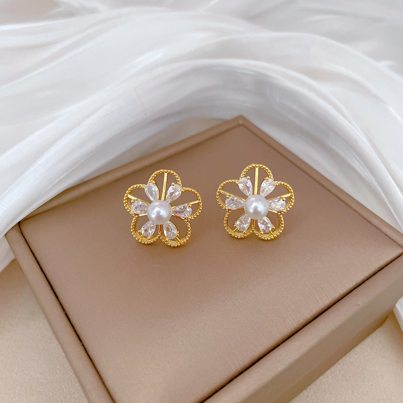 Elegante Set Collana e Orecchini da Donna a Cinque Fiori in Acciaio al Titanio con Intarsio di Strass e Design Vuoto