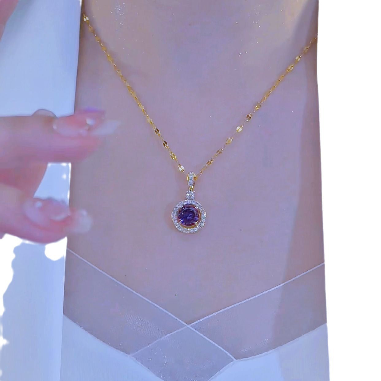 Minimalist Floral-Shaped Rhinestone-Inlaid Titanium Steel Pendant Necklace with Gold-Plated Copper Charm and O-Chain for Women and Men