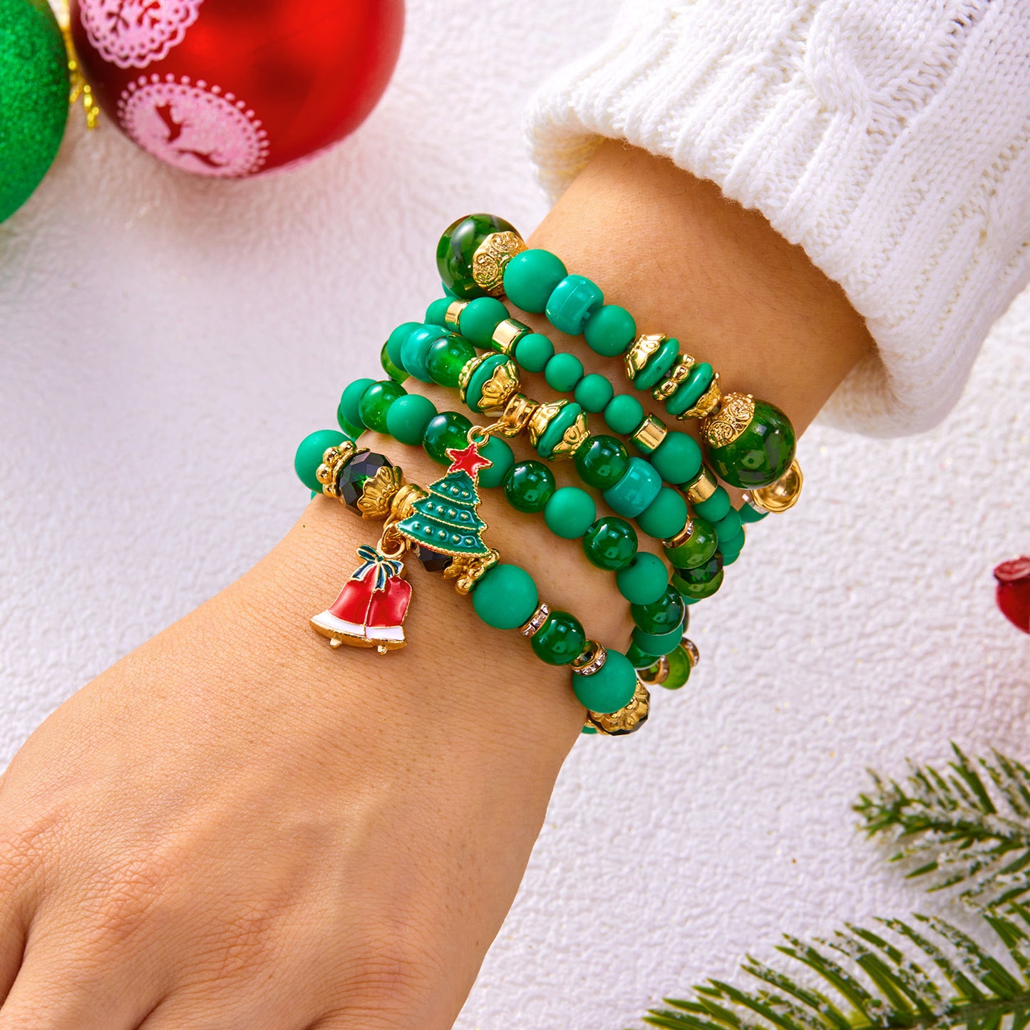 Lindo juego de pulseras con colgantes de aleación de campana, muñeco de nieve y árbol de Navidad con detalles de diamantes de imitación para regalo de Navidad