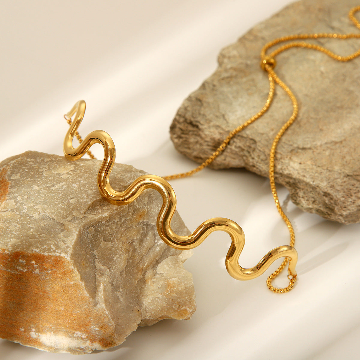 Collana da Donna Minimalista con Catena a Onda Geometrica in Acciaio Inox Placcato Oro 18K
