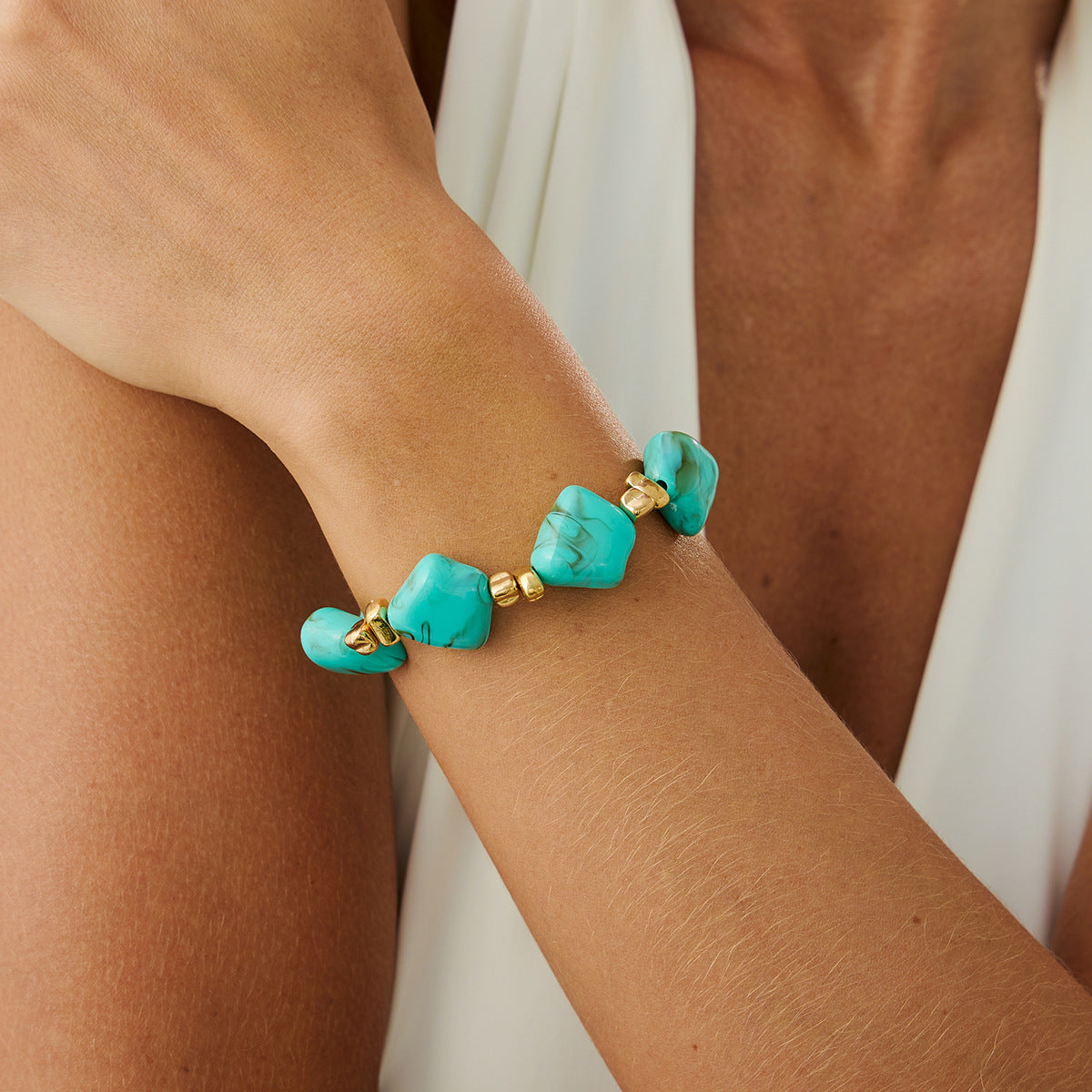 Collana girocollo da donna in resina, geometrica minimalista irregolare, con finitura placcata