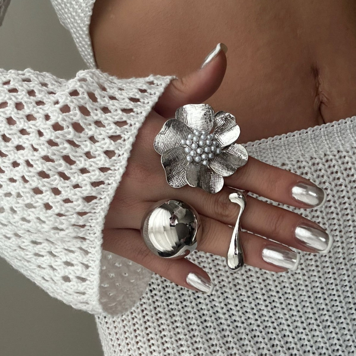 Elegante Anillo de Perlas Redondas con Diseño Floral de Aleación para Mujer