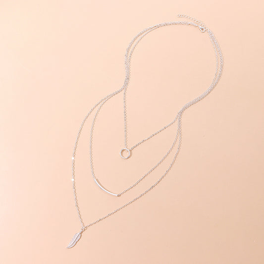 Collana da donna a pendente multistrato geometrico a foglia, con struttura in lega e finitura galvanizzata