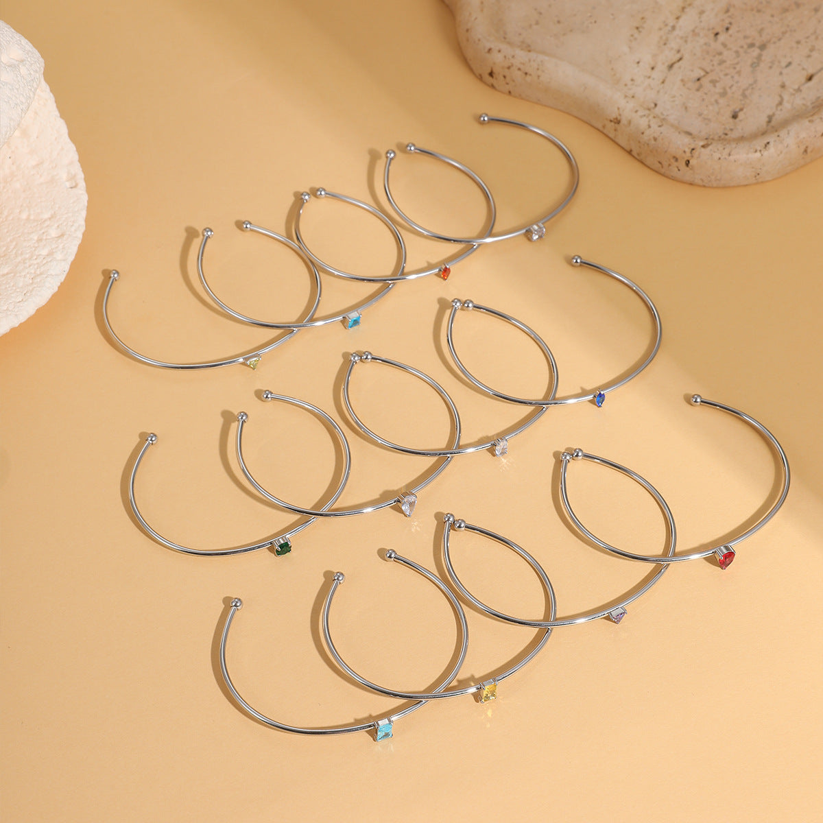 Bracciale alla moda geometrico in acciaio al titanio con intarsio di zirconi colorati da donna, gioiello anallergico placcato a mano