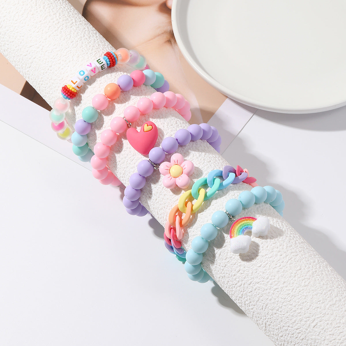 Set di bracciali in acrilico lucido a forma di cuore con lettere stile bohémien per donna