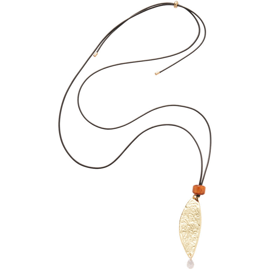 Collar con colgante de hoja minimalista de aleación con acabado chapado para mujer, cadena de suéter ligera, accesorio de lujo