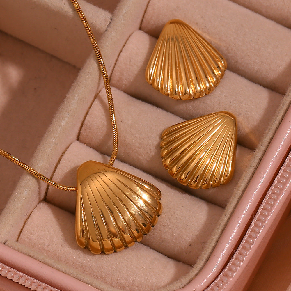 Minimalist Vintage Style Scallop-Shaped Pendant Necklace for Women in Stainless Steel with 18K Gold Plating