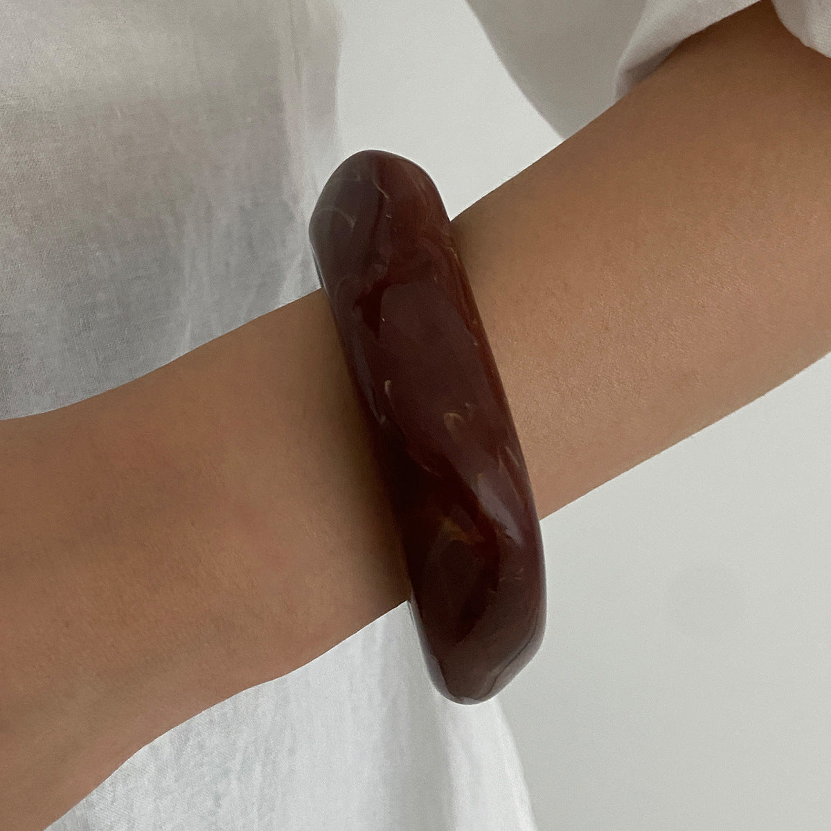 Braccialetto a molla da donna in metallo lucido semitrasparente a forma geometrica irregolare con finitura placcata