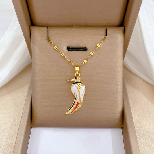 Collar de Lujo con Colgante de Pájaro Carpintero Esmaltado para Mujer en Acero de Titanio con Forma Geométrica y Motivo Lunar en Cadena a la Clavícula