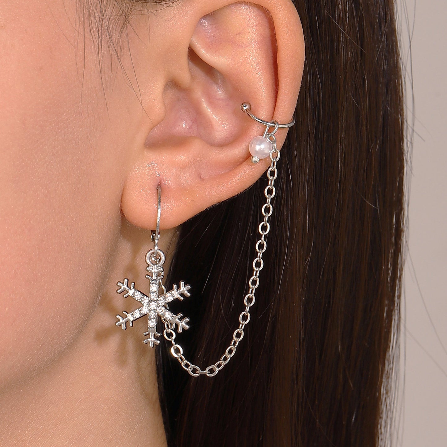 Orecchini con catena lunga ispirati a fiocchi di neve geometrici, con strass intarsiati in lega, da donna