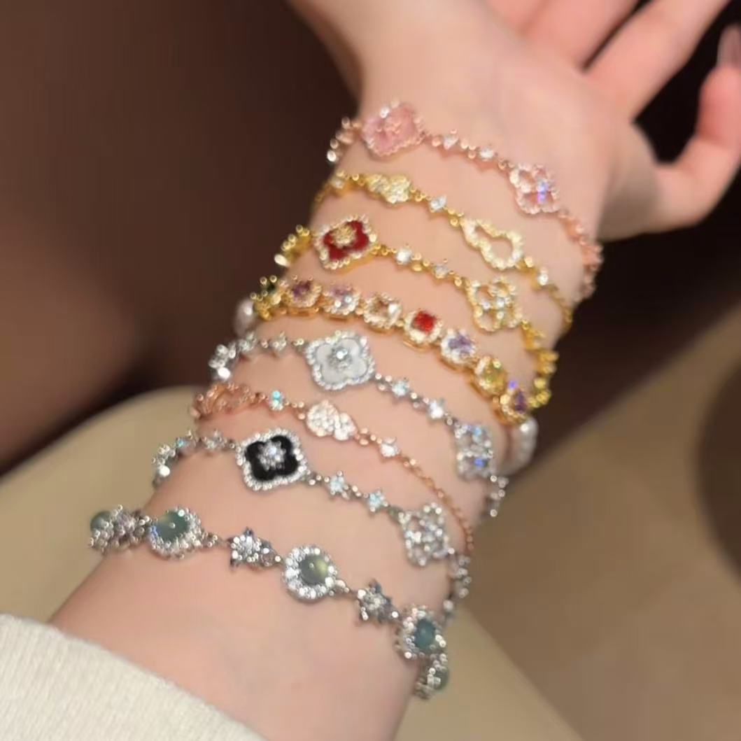 Elegante bracciale da donna con fiore geometrico e accenti in zircone, in rame placcato, stile trendy da ufficio, gioiello versatile e lussuoso per la mano