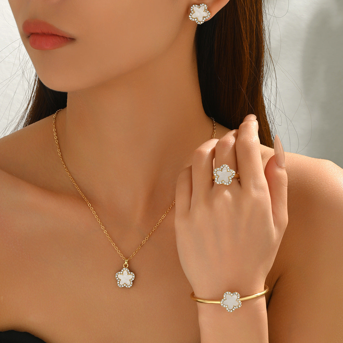 Set di Collana, Orecchini e Anello da Donna in Lega con Inlay di Strass, Motivo Floreale Geometrico, per un Look Elegante Quotidiano