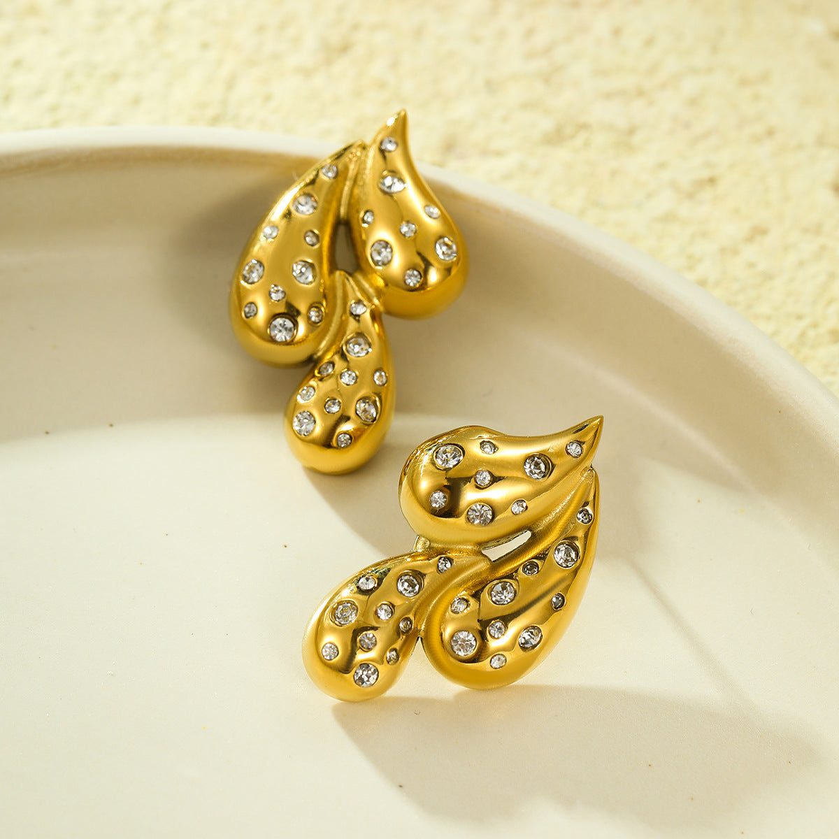 Orecchini a perno da donna alla moda in acciaio al titanio a forma di goccia d'acqua con intarsio in zircone, in acciaio inossidabile galvanizzato
