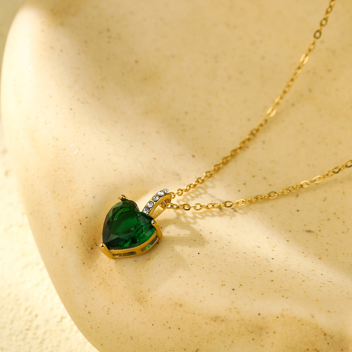 Fashionable Heart-Shaped Titanium Steel Necklace with Rhinestone Inlay for Women, Electroplated Stainless Steel Pendant on Classic Chain