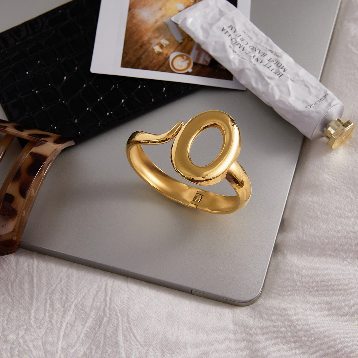 Pulsera Minimalista con Broche de Resorte de Acero Inoxidable y Acabado Bañado para Mujer