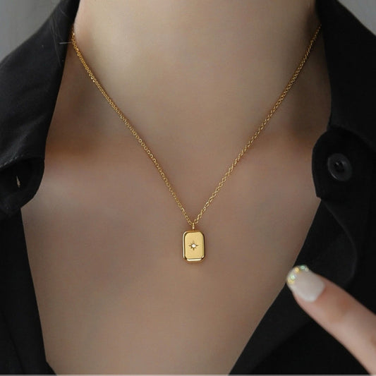 Collar con colgante de octagrama geométrico minimalista de acero de titanio chapado en oro para mujer