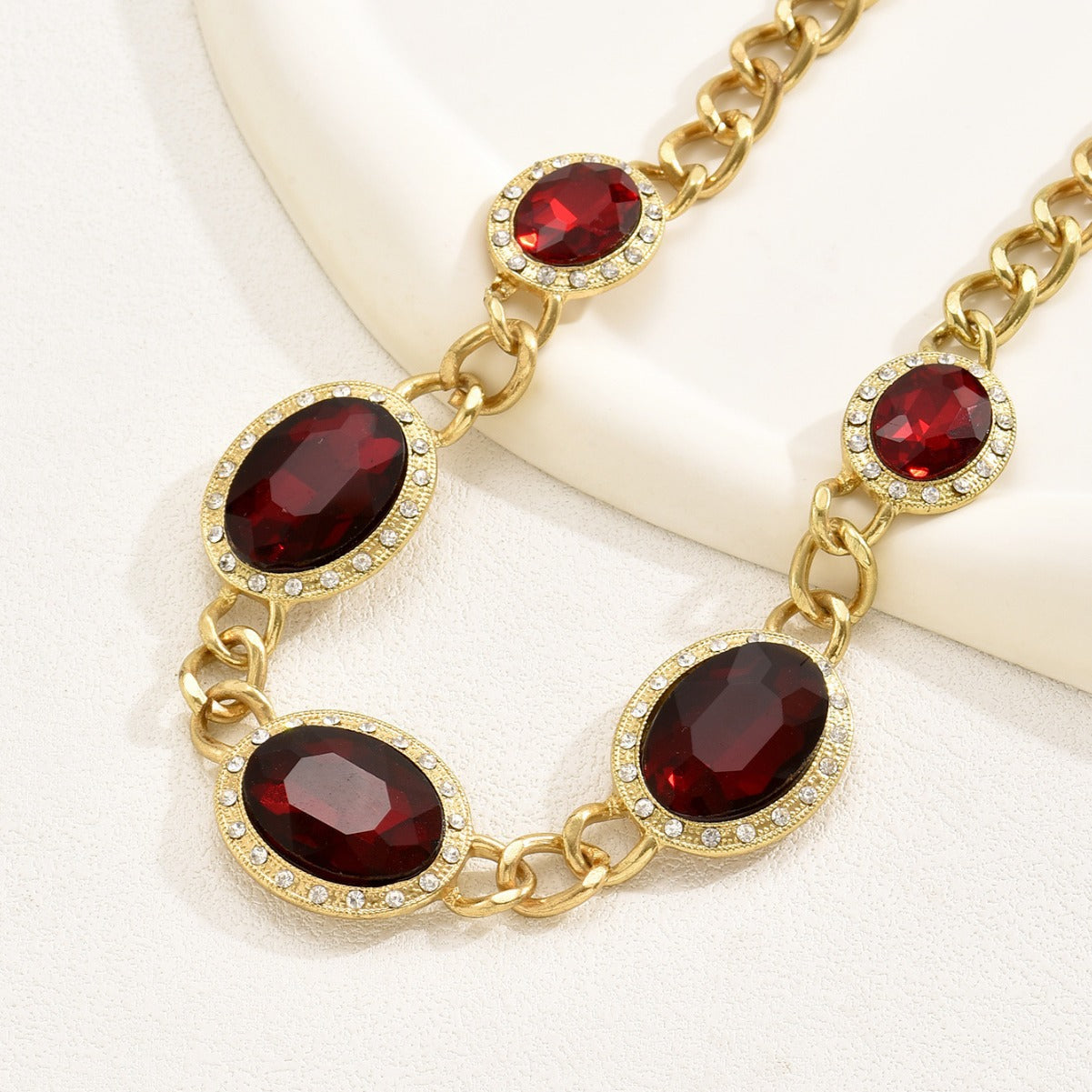 Collana con Ciondolo Esagonale a U a Rombo in Stile Geometrico da Donna Realizzata in Lega con Intarsio di Strass