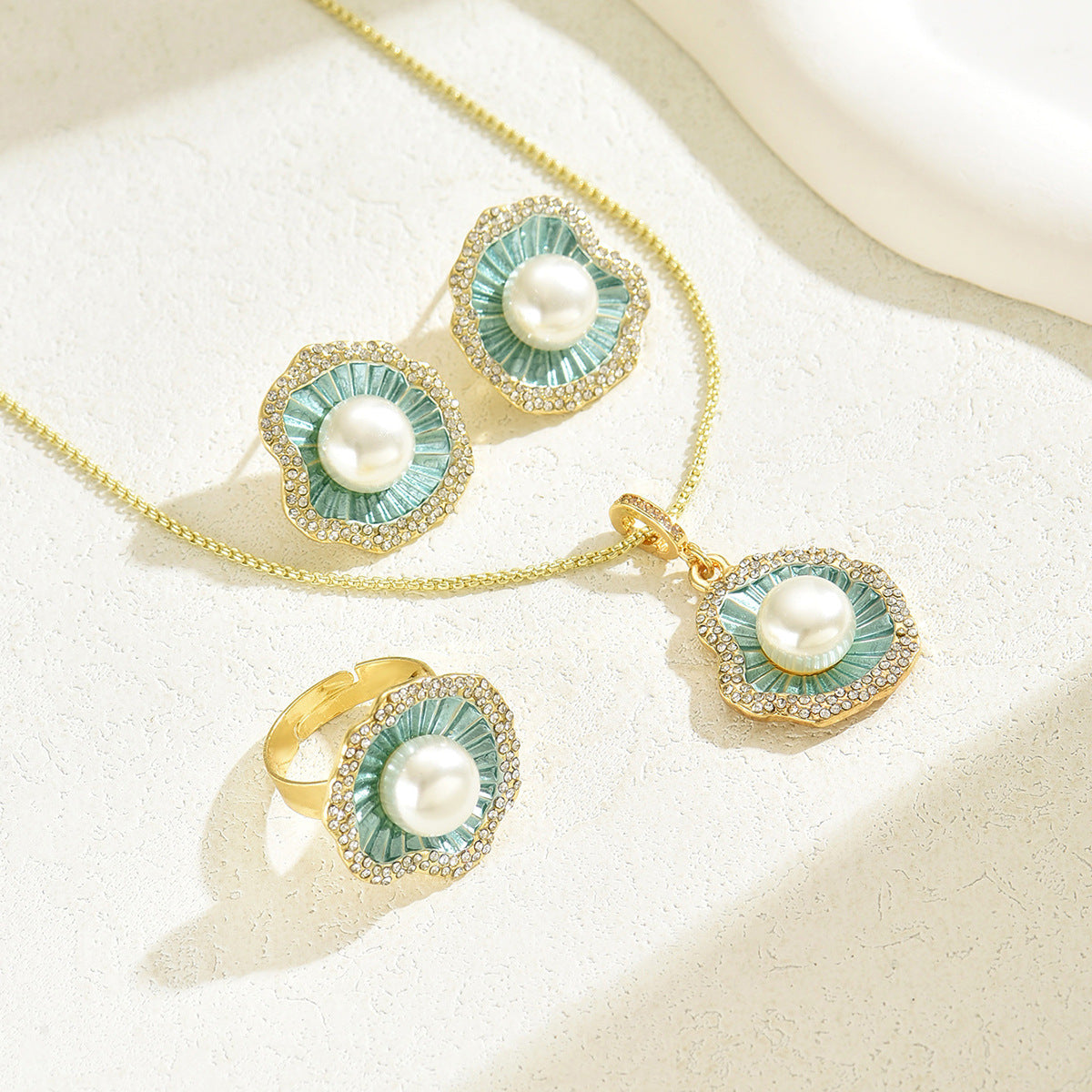 Conjunto de collar con colgante de loto floral fresco y dulce para mujer con cadena de aleación e incrustaciones de diamantes de imitación