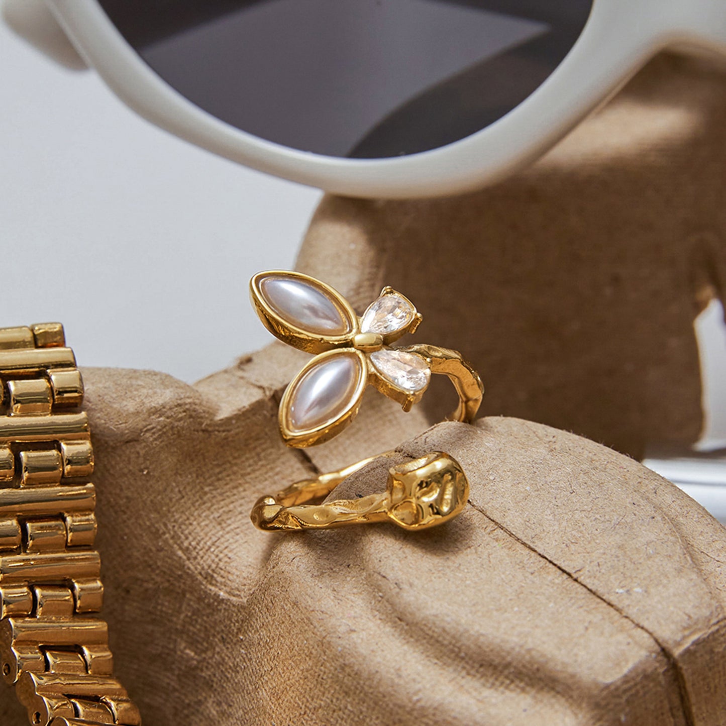 Anello in acciaio inossidabile a forma di farfalla con finitura placcata per donna, accessorio di moda dal design geometrico con tocco lussuoso e minimalista