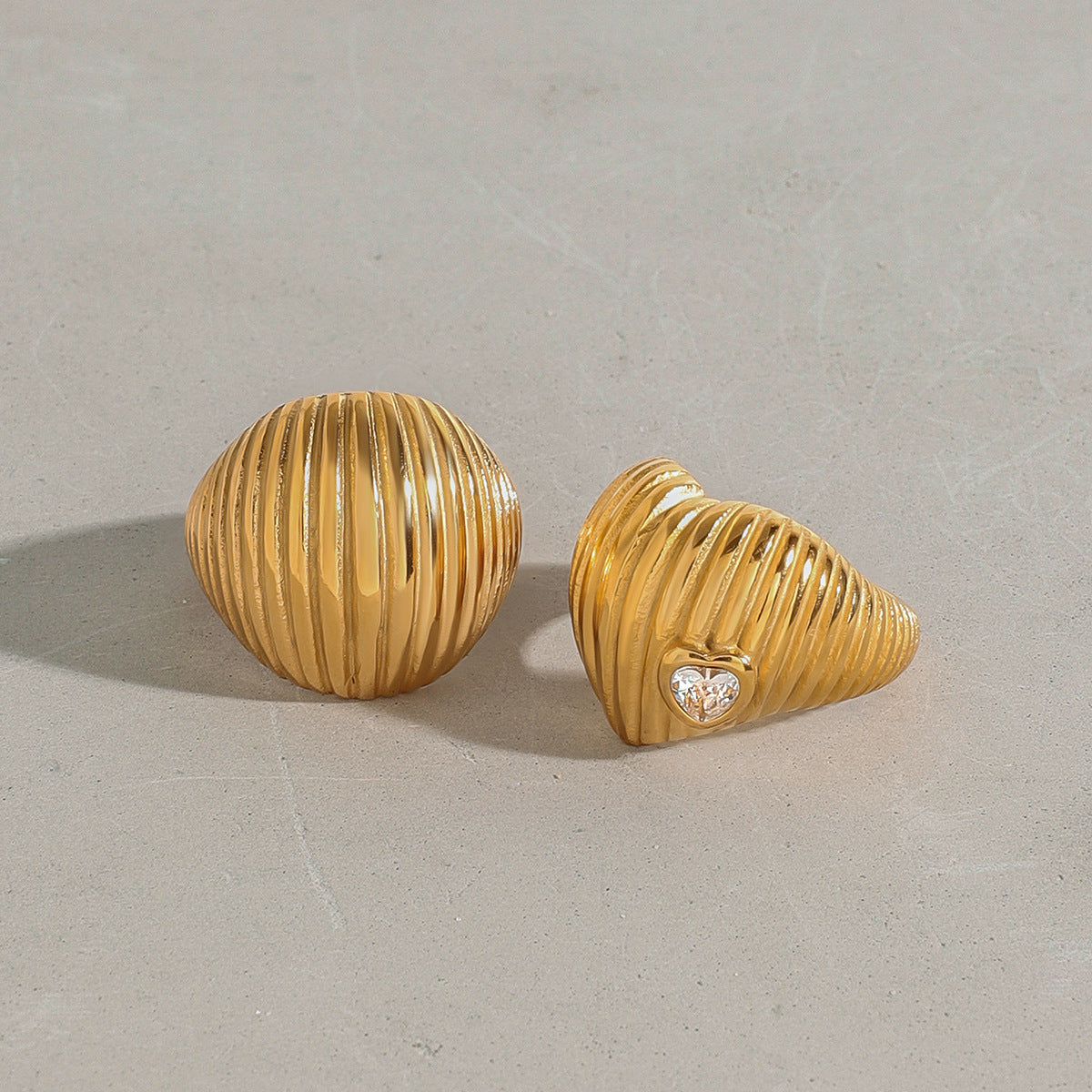 Anello da donna di lusso a cuore geometrico in acciaio inossidabile placcato oro 18 carati