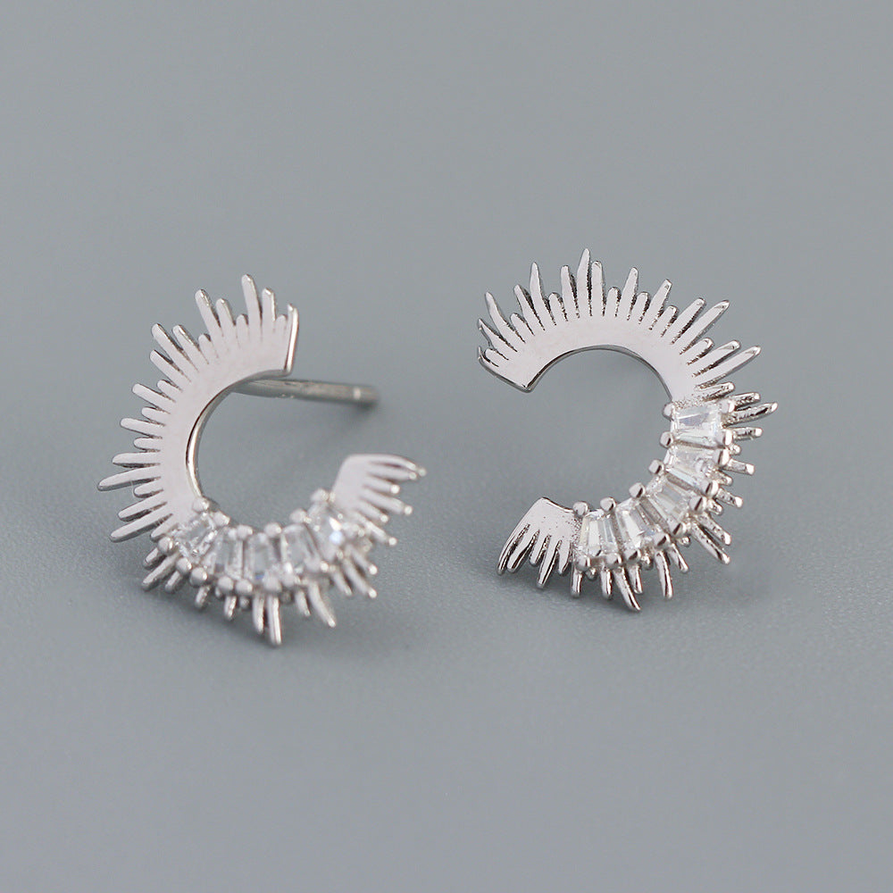Orecchini a perno a forma di C da donna in argento sterling 925 di lusso, con zirconi cubici microincastonati geometrici