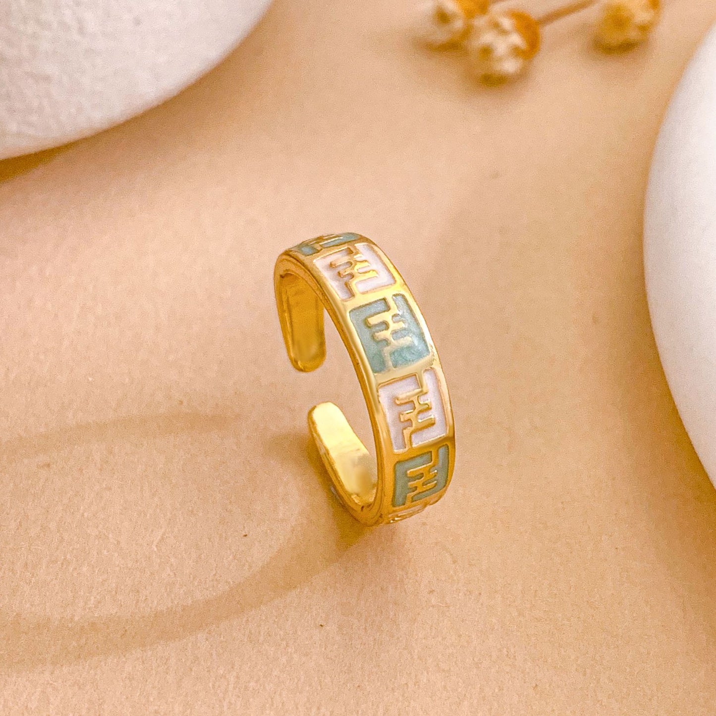 Anello regolabile da donna in ottone placcato oro con lettera a cuore e smalto a goccia colorato