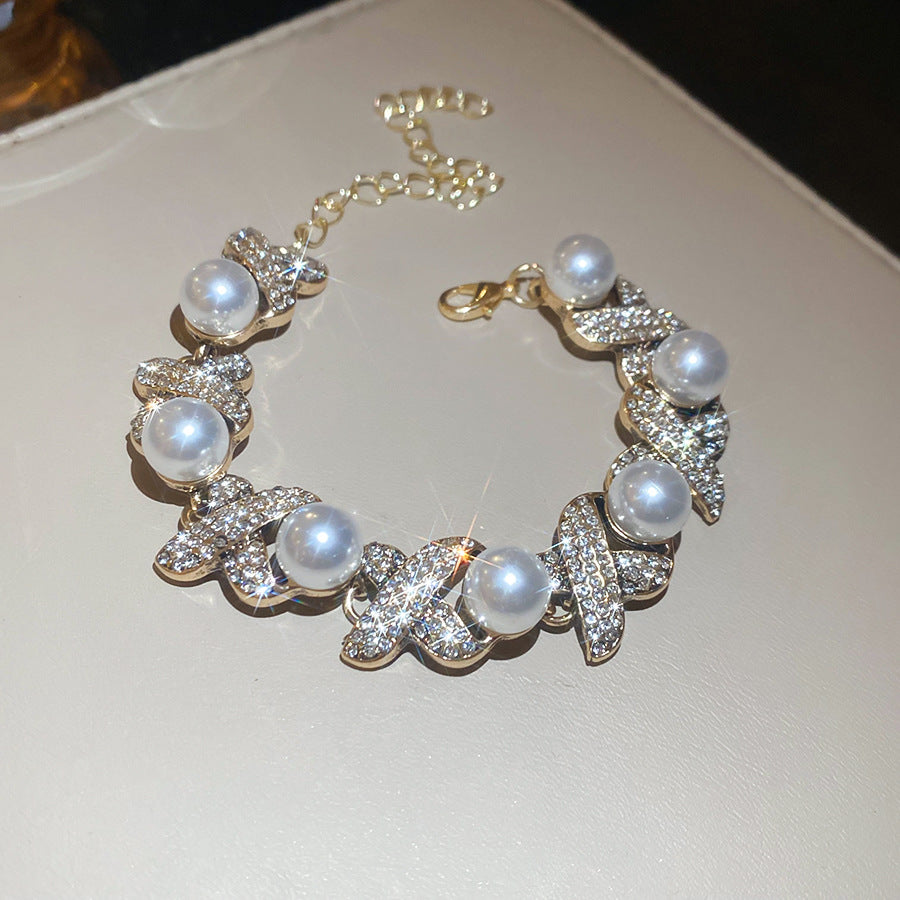 Set di collana con ciondolo rotondo in perle finte placcato in stile vintage con bracciale e orecchini abbinati da donna