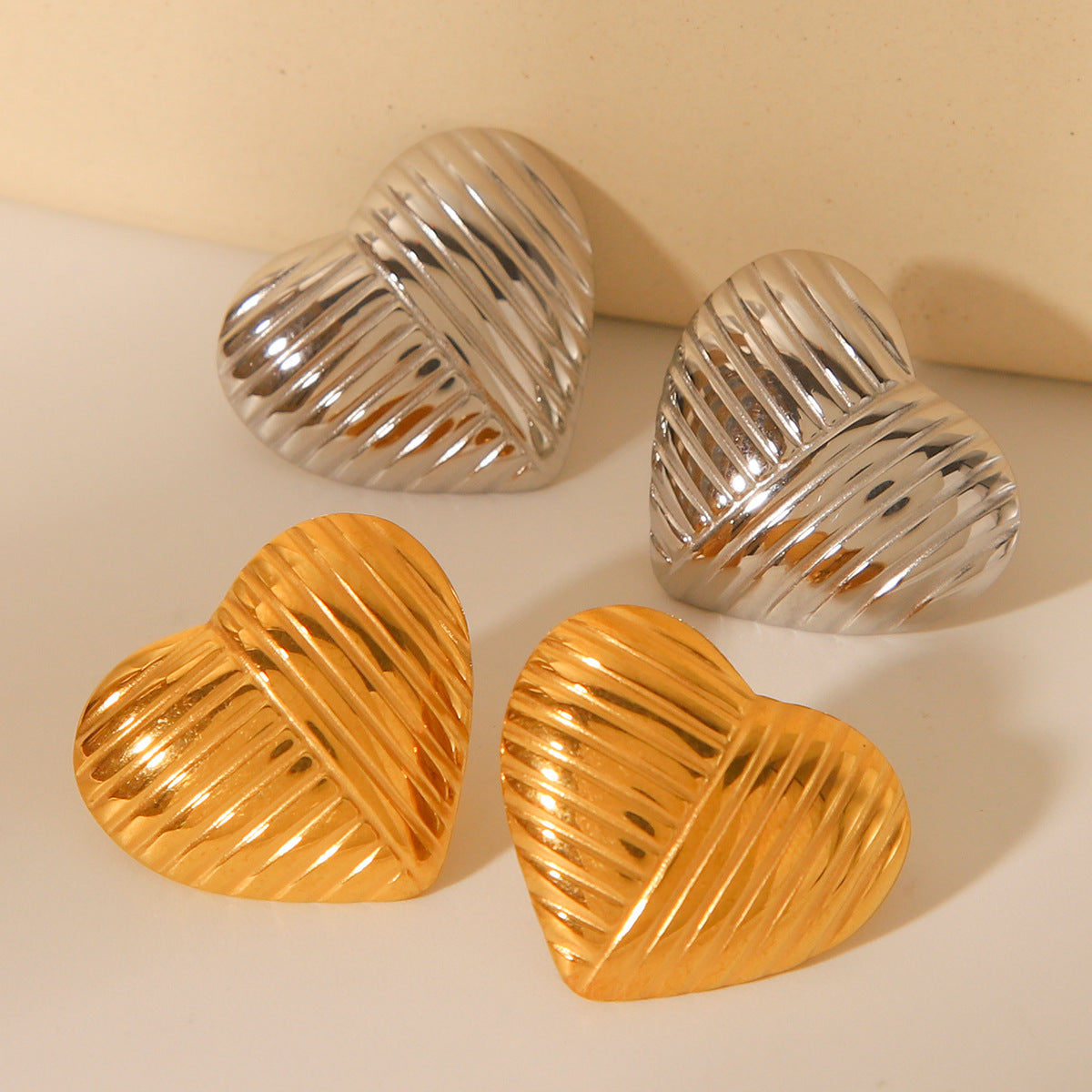Orecchini a perno in acciaio al titanio a forma di cuore stile Ins con finitura placcata oro 18K da donna