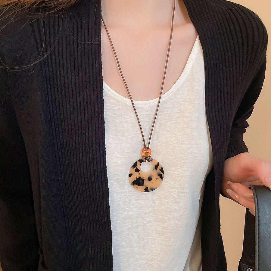 Collana con ciondolo geometrico in acrilico stile retrò da donna con charm in lega, fatta a mano, catena a strati alla moda minimalista