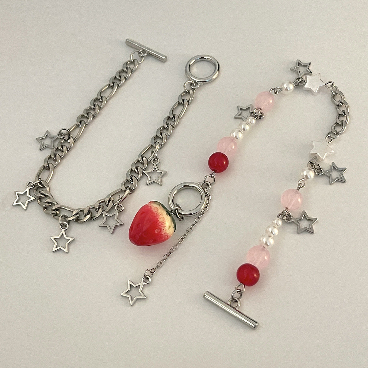 Collar con Colgante de Fresa Dulce y Atrevido para Mujer con Dije de Aleación, Acabado Esmaltado, Cadena Irregular, Diseño de Frutas y Lazo