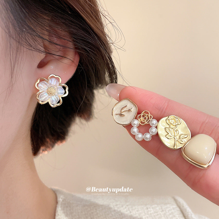 Set di Orecchini a Perno Eleganti con Perle Floreali da Donna con Perni in Acciaio al Titanio e Finitura Smaltata per un Look Lussuoso Quotidiano
