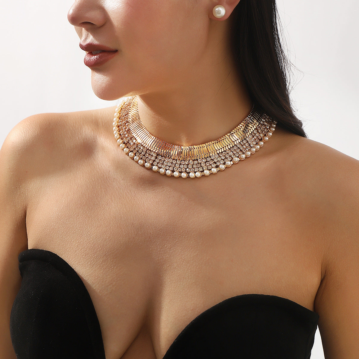 Parure di collana con ciondolo geometrico di lusso da donna, con intarsio di strass, base in ferro con accenti di perle simulate, modello a catena clavicola