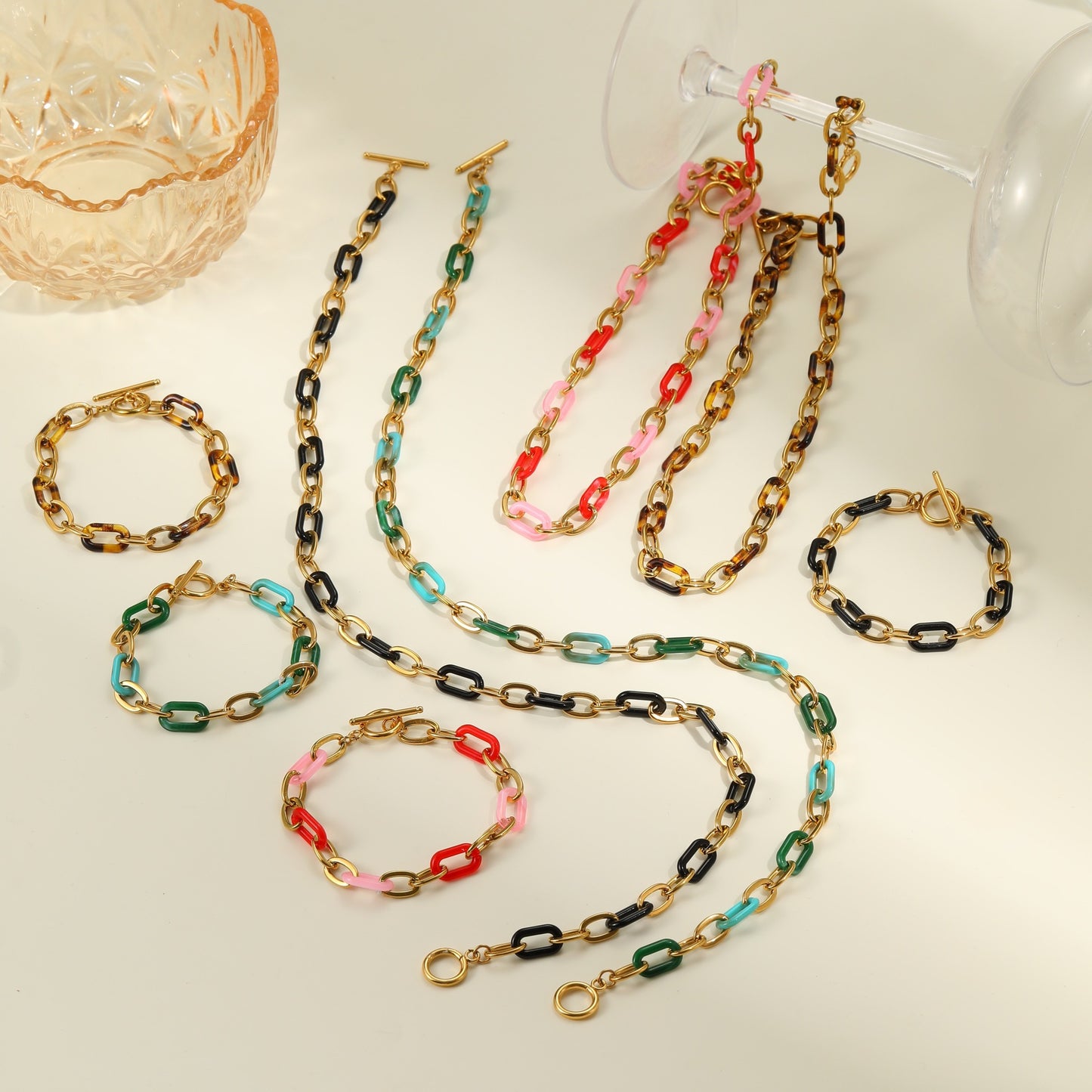 Collana da donna alla moda in acciaio inossidabile con elementi geometrici, inserti in resina e finitura placcata