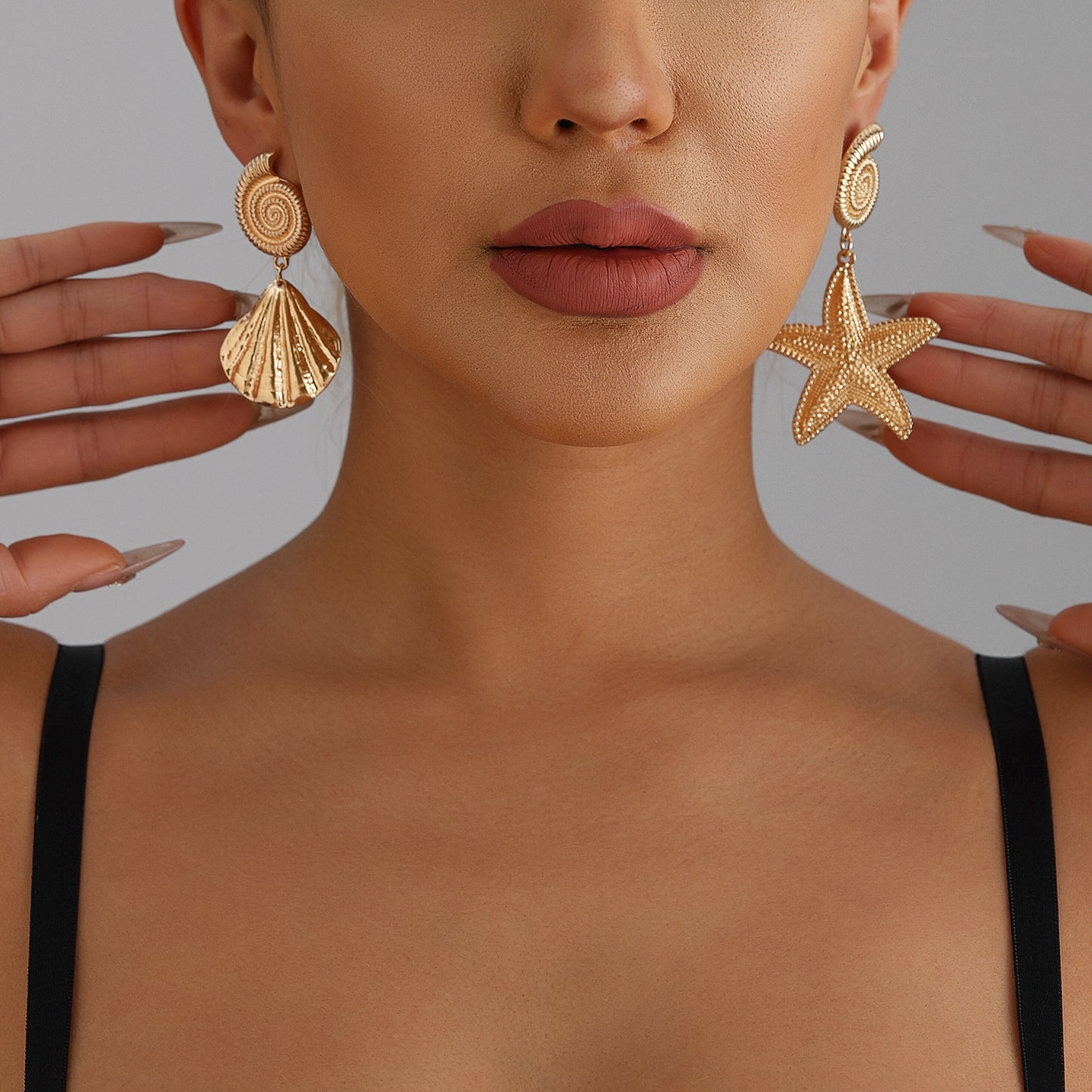 Pendientes asimétricos vintage de estrella de mar y concha de mar en aleación de zinc con acabado galvanizado para mujer