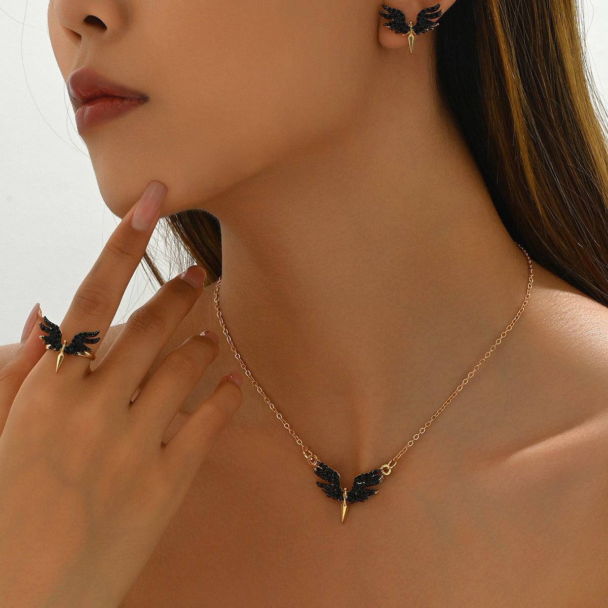 Set collana, orecchini e bracciale in lega smaltata a forma di ala d'angelo, stile donna d'ufficio alla moda