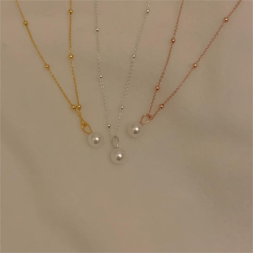 Collar minimalista de perlas con cadena de plata de ley 925 y diseño de acento geométrico