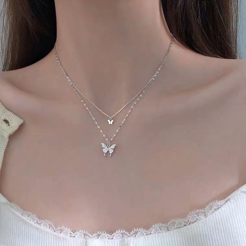Collana con pendente a farfalla da donna con design a doppio strato in lega e finitura galvanizzata
