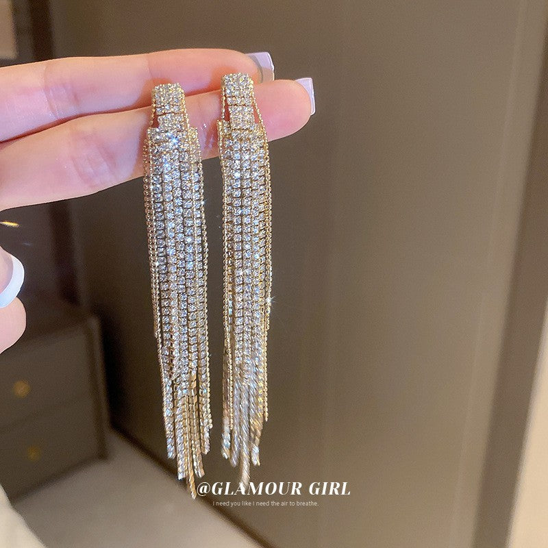 Orecchini pendenti con nappe geometriche minimaliste con intarsi di strass in rame placcato e perni in argento sterling 925 da donna
