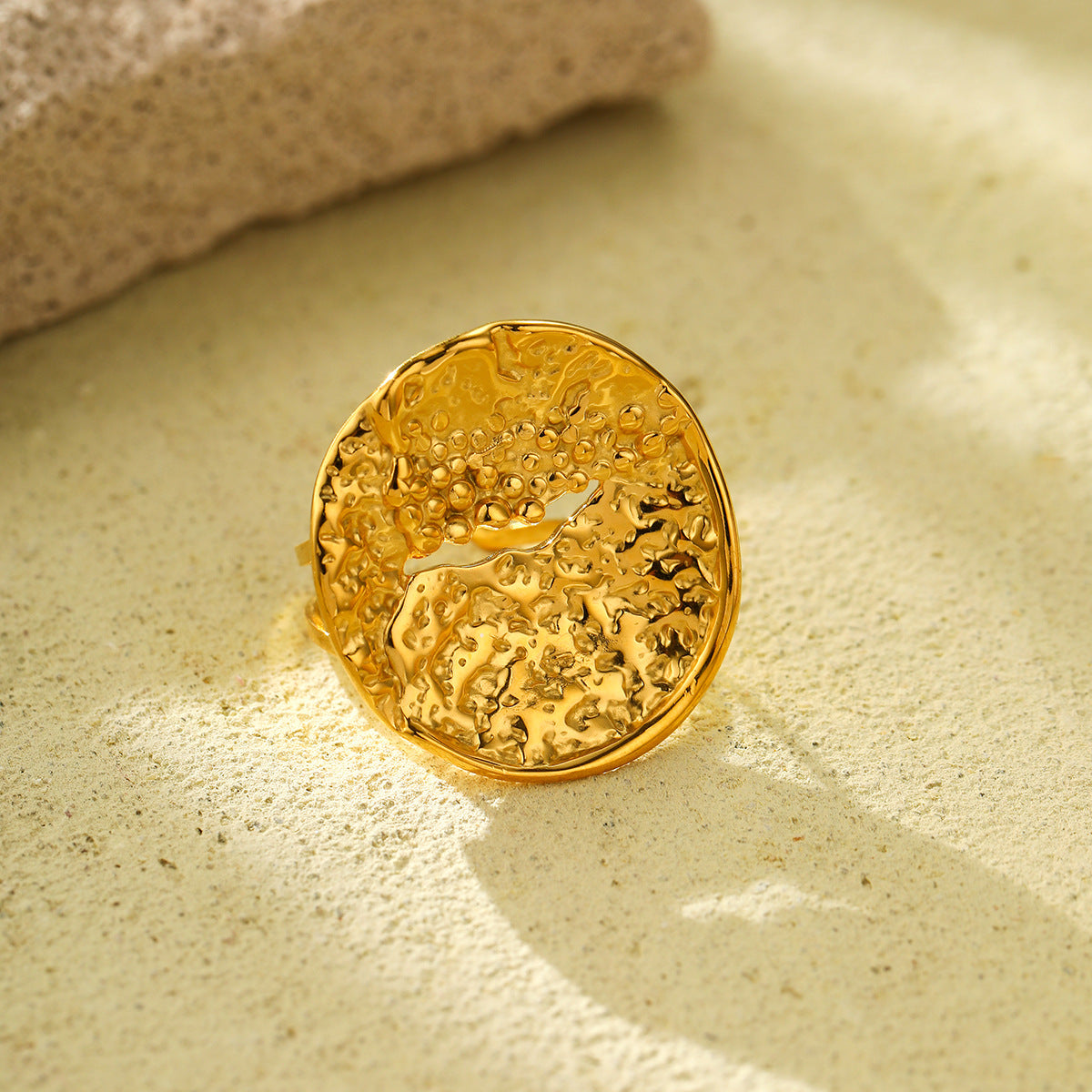 Anillo de acero de titanio chapado en oro de 18 quilates, redondo, geométrico, arrugado, de lujo ligero para mujer