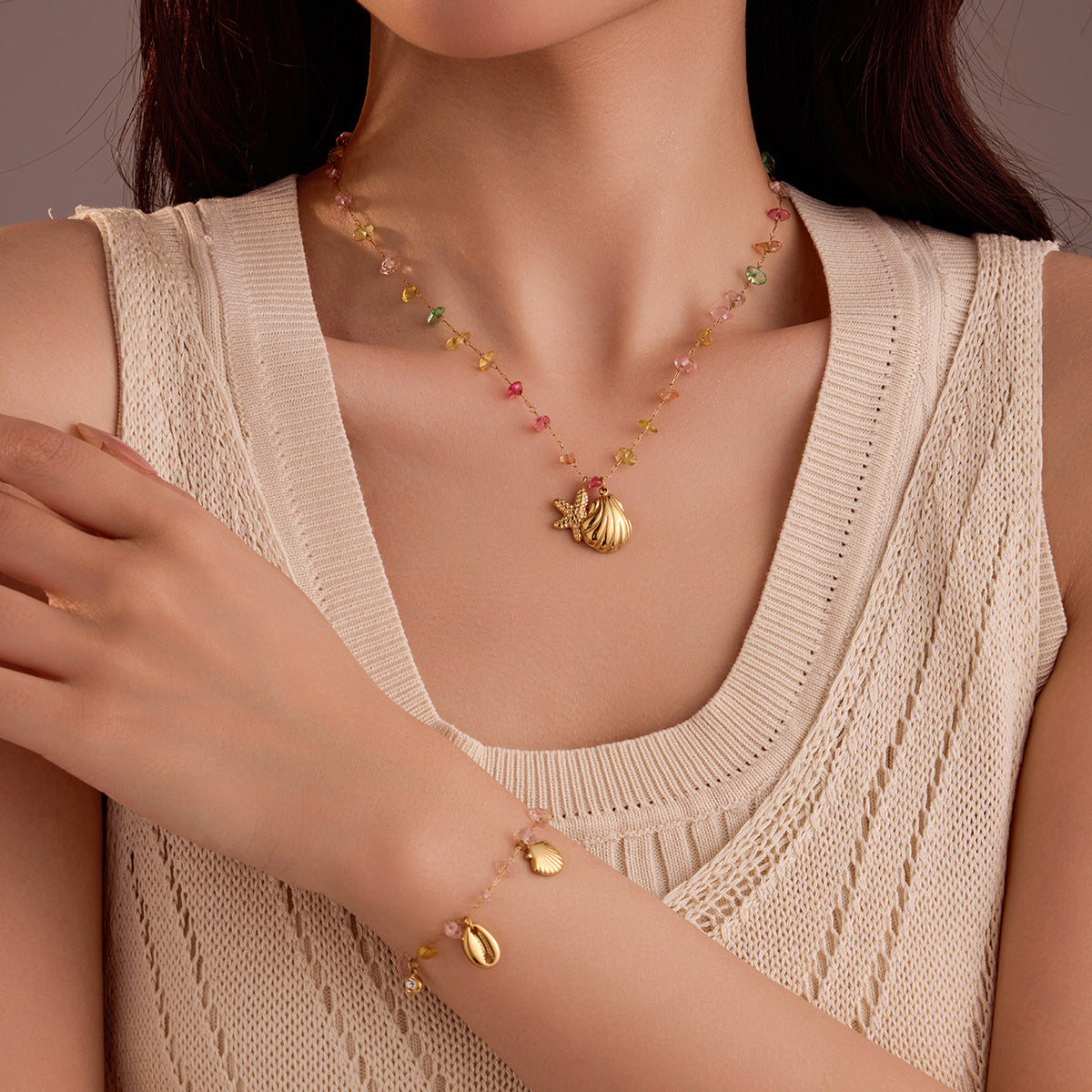 Set di collane con ciondolo a conchiglia e stella marina minimalista da donna in acciaio inossidabile con placcatura in oro 18 carati e intarsi di strass colorati