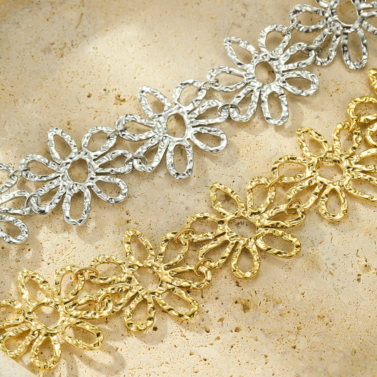 Collana con ciondolo a petalo floreale irregolare, vintage elegante, traforato, da donna, in acciaio inossidabile placcato, leggero, versatile, gioiello di tendenza