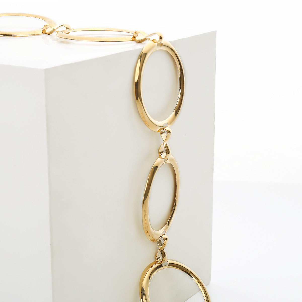Collana a catena geometrica minimalista con anelli di metallo ad incastro e chiusura a moschettone per donna