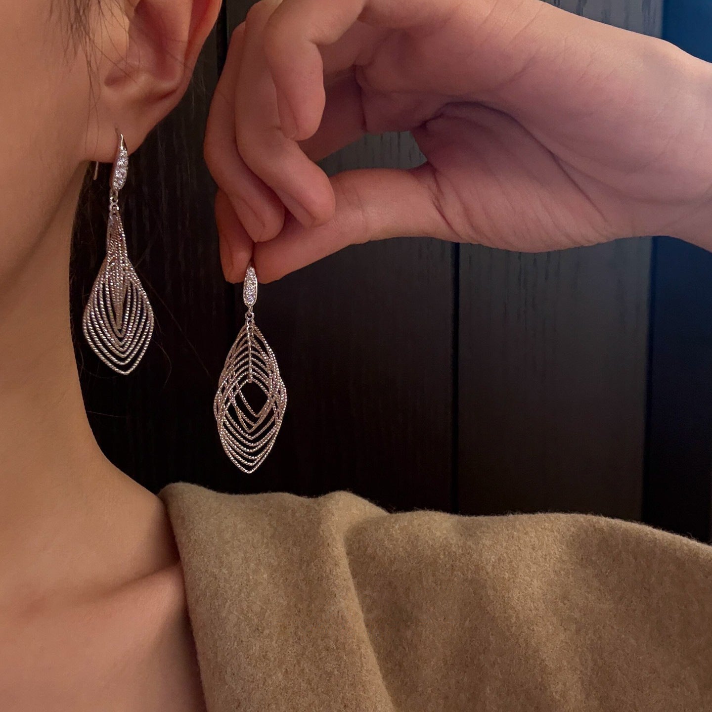 Orecchini a uncino da donna minimalistici geometrici ovali a traforo con zirconi, in ferro, dall'estetica lussuosa
